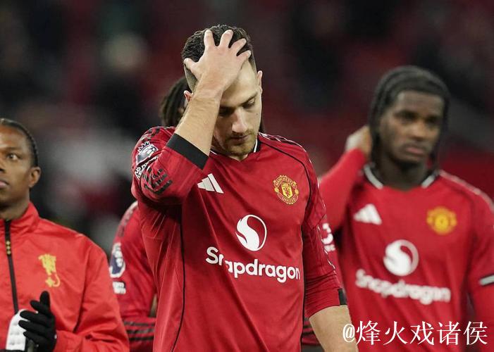 曼联气炸？被英超盲哨坑惨！对手4次疑似手球未判，锁喉仅吃黄牌